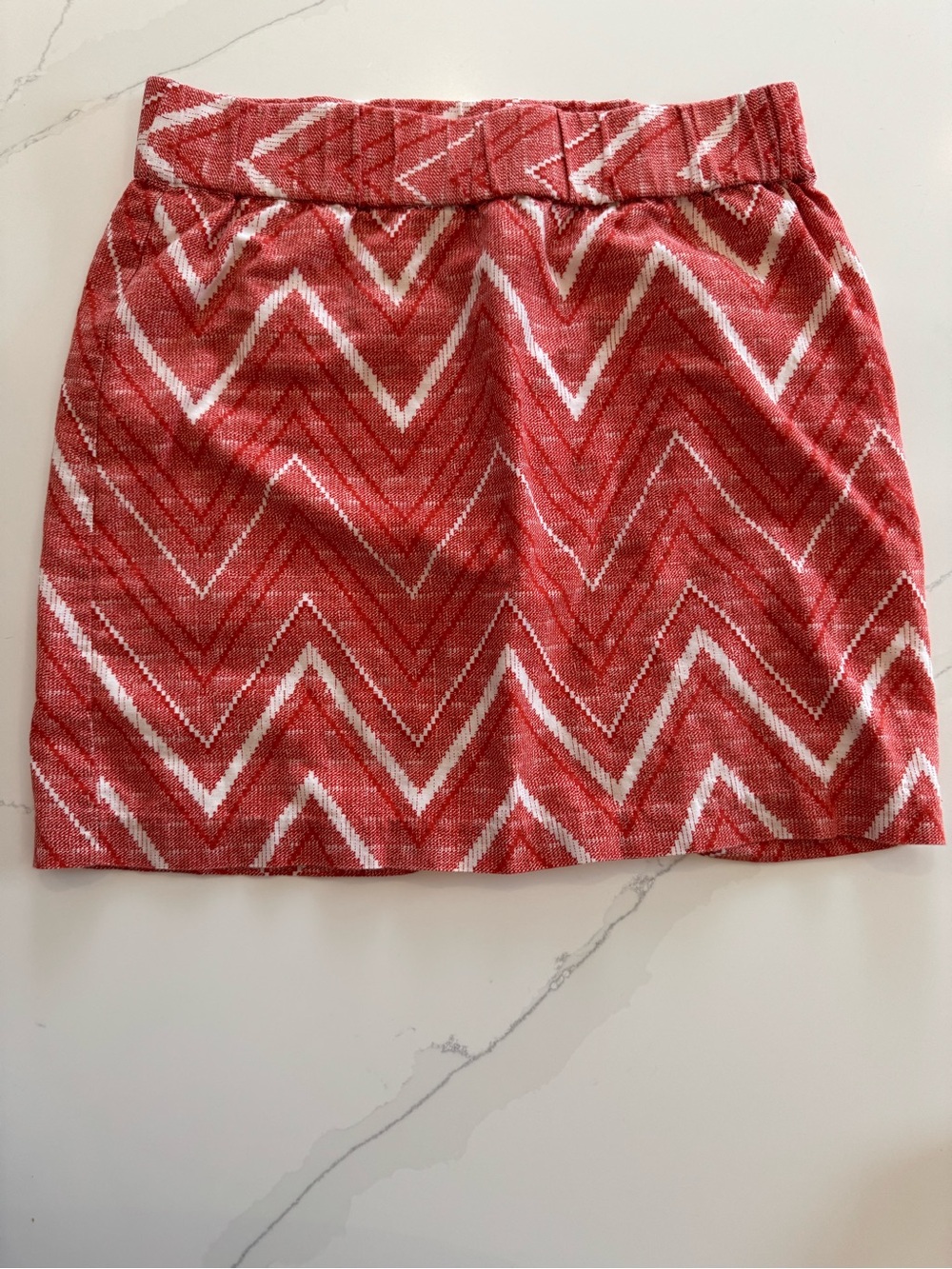 Banana Republic Red & white Chevron Knit Mini Skirt size 4
